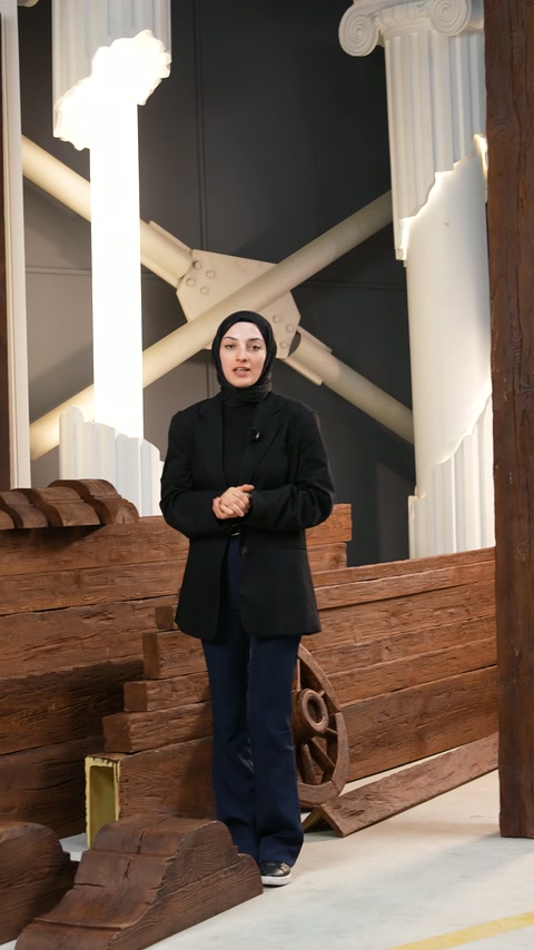Kahverengi kirişler, dekoratif sütunların arasında sunumla tanıtılıyor