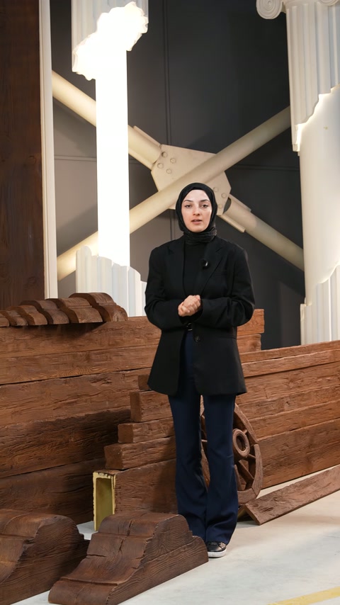 Dikey kiriş ile yatay parçalar sunucunun arkasında sergileniyor