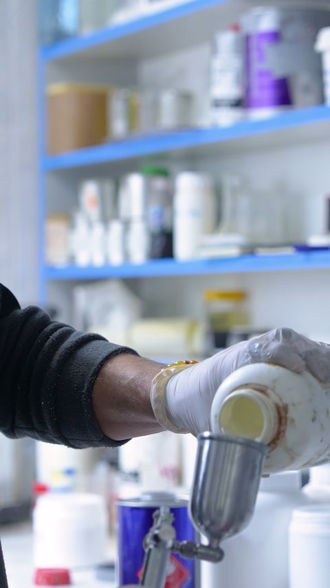 Sıvı kaplama malzemesi beyaz şişeden tabancanın üst haznesine ekleniyor