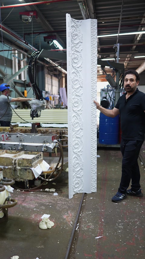 Uzun desenli kartonpiyer fabrika içerisinde dik biçimde sergileniyor