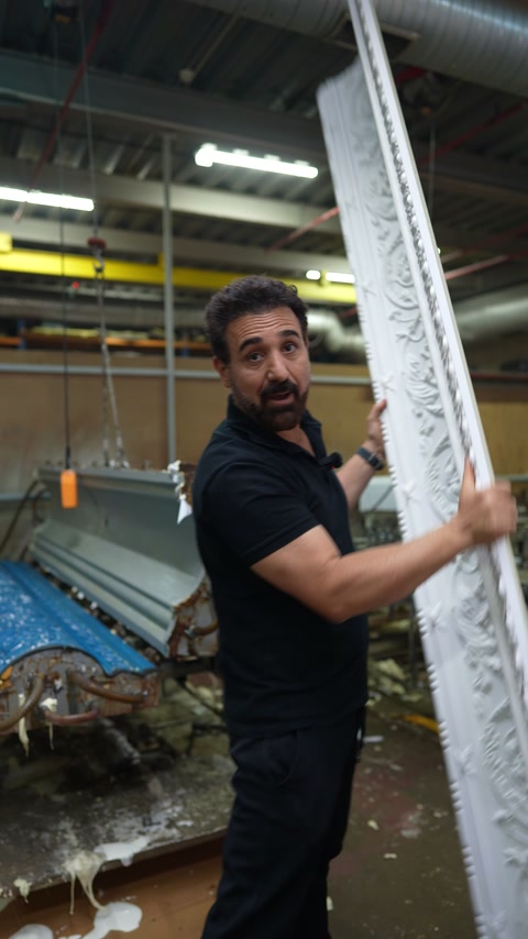 Uzun kartonpiyer üzerindeki süslemeler belirgin biçimde görülüyor