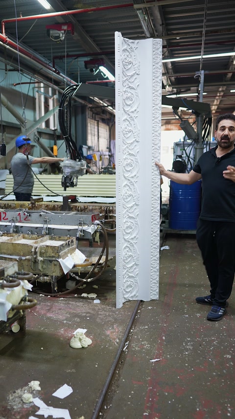 Kabartmalı kartonpiyer üretim alanında dik olarak sergileniyor