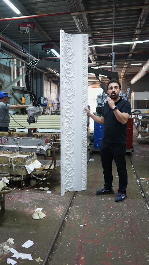 Dekoratif profil, fabrika ortamında bütünüyle gösteriliyor