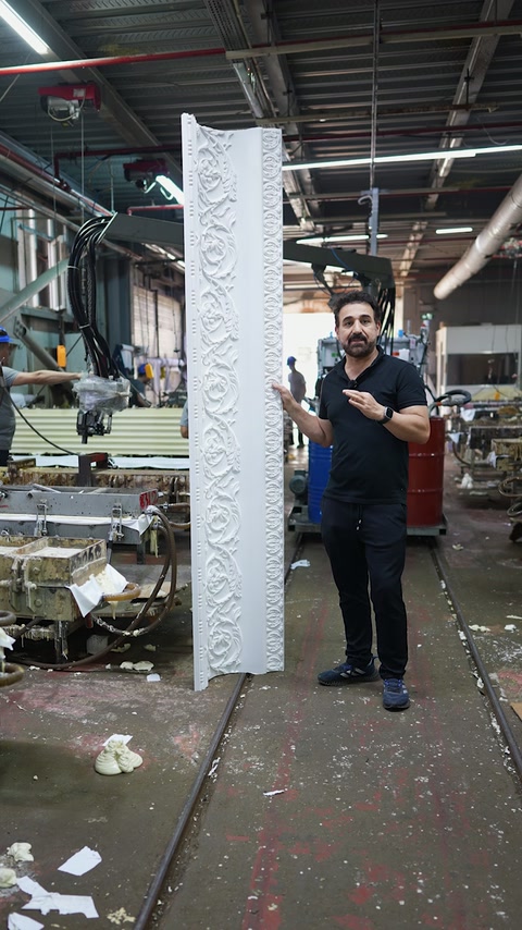 Usta uzun kartonpiyerin önünde ürün detaylarını açıklıyor