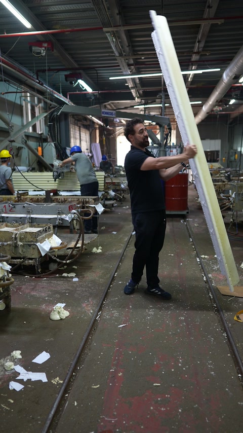 Usta dekoratif profili iki eliyle sabit tutuyor