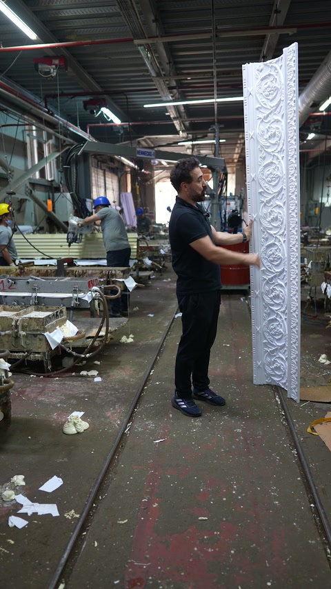 Uzun kartonpiyer dik duruşuyla üretim alanında inceleniyor