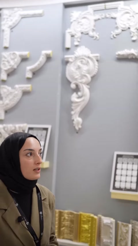 Duvarda klasik motifli çıta köşeleri ve profil numuneleri görülüyor.