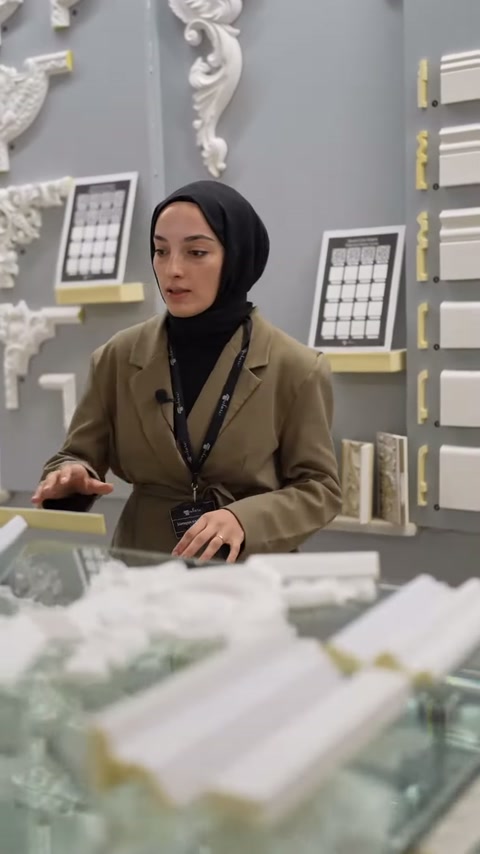 Beyaz ve sarı kalıp örnekleri showroom rafında sıralanıyor.