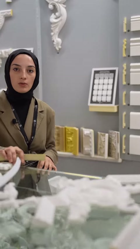 Dekoratif köşe parçaları arka duvarda farklı biçimlerde sunuluyor.