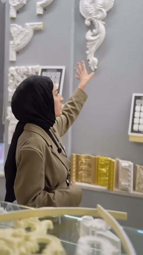 Gri duvardaki uzun dekoratif köşe elemanı işaret edilerek tanıtılıyor.