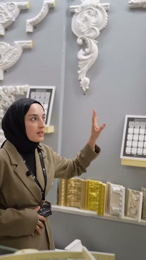 Kabartmalı köşe modellerinin yerleşimi el hareketiyle açıklanıyor.