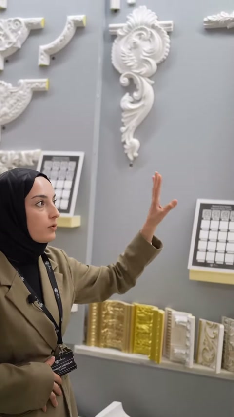 Sunucu duvardaki farklı süsleme parçalarını sırayla gösteriyor.