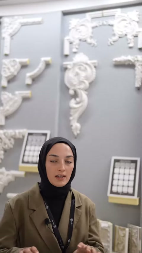 Çeşitli duvar köşeleri arasında sunucunun ürün anlatımı sürüyor.