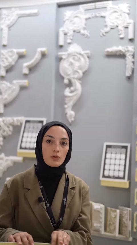 Sunucu kabartmalı motiflerin önünde kullanım biçimlerini açıklıyor.