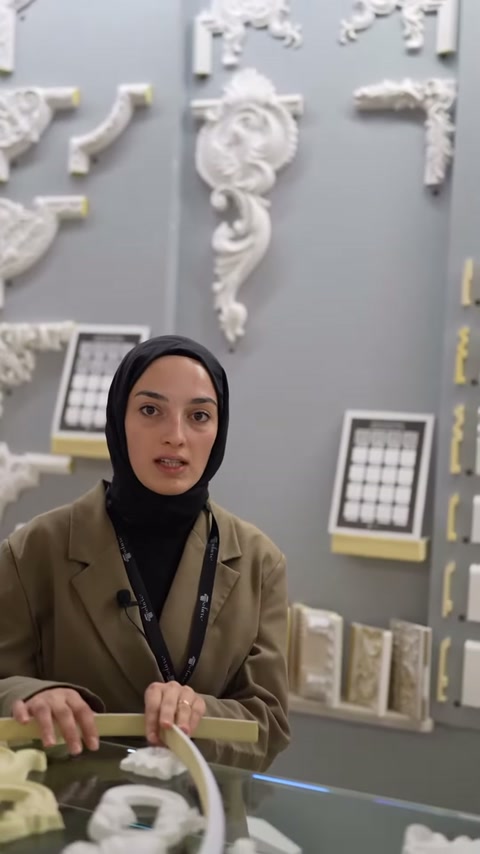 Sunucu tezgâha yaklaşarak esnek profil numunelerine geçiş yapıyor.