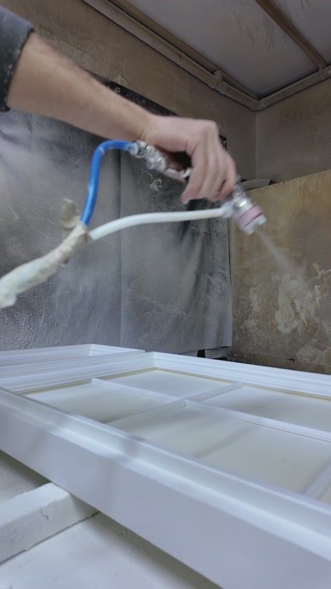 Boya tabancasıyla panel çerçevelerine eşit yüzey uygulaması yapılıyor.