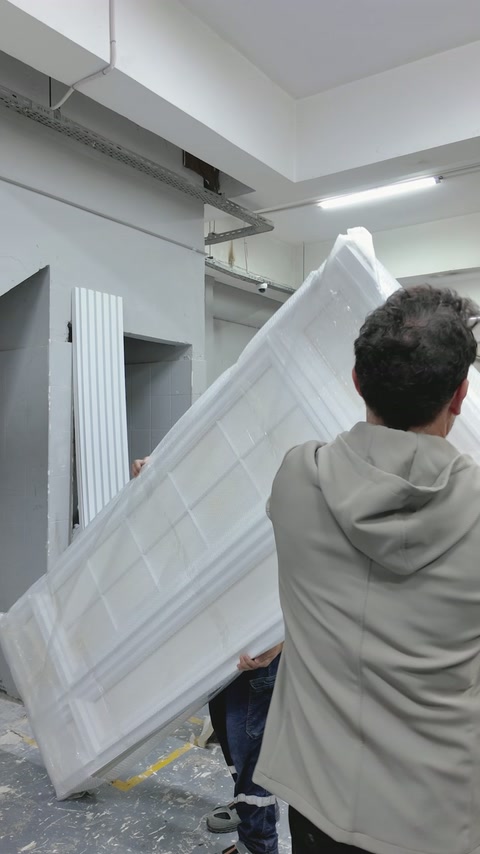 Panel, koruyucu ambalajından çıkarılırken çerçeve detayları görülüyor.