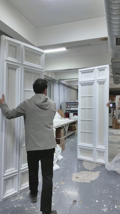 Aynalanmış iki dekoratif panel ve aradaki dikey profiller görülüyor.