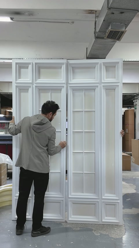 Usta, tamamlanan paneldeki yatay kayıtların hizasını kontrol ediyor.