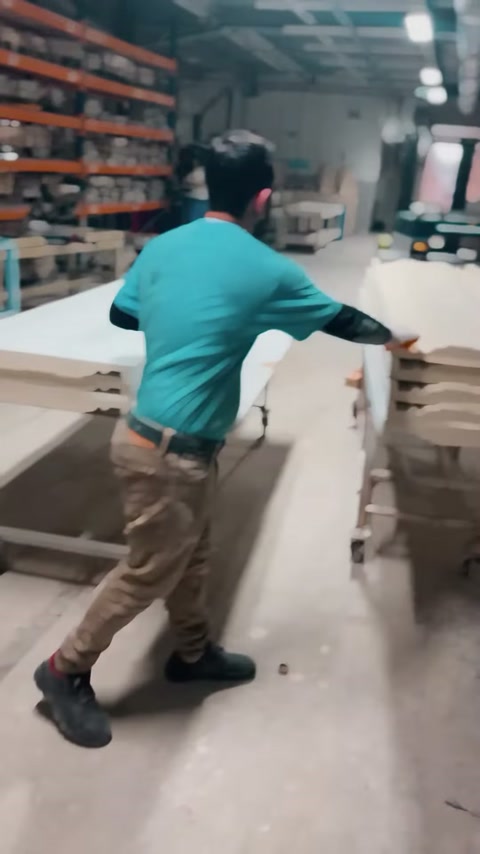 Usta uzun söve profilini istiflenen parçaların yanına taşıyor