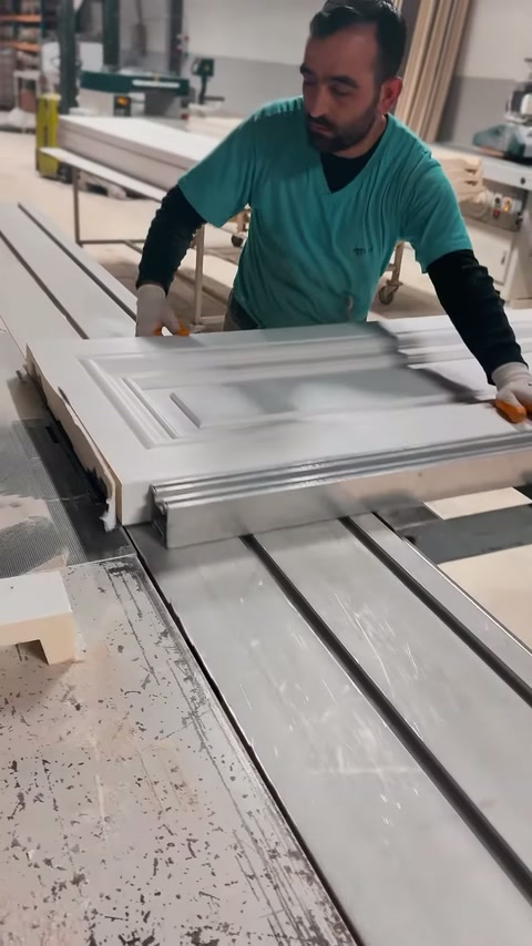 Çerçeve biçimli dekoratif söve tablası makine tezgâhında işleniyor