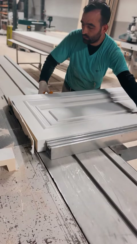 Dekoratif panel çerçevesi atölye makinesinde çalışan tarafından ileri itiliyor