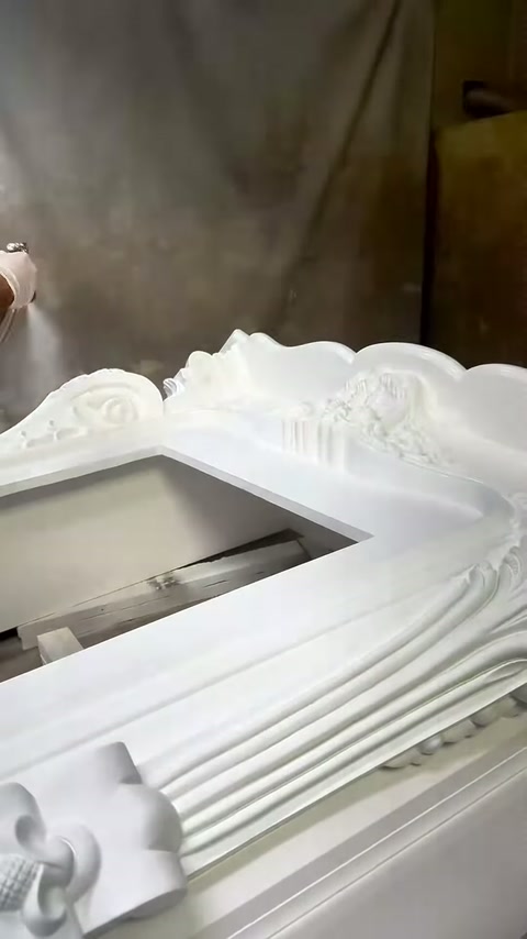 Şömine tepeliğindeki çiçek bezemeleri boyama sırasında yakından görüntüleniyor