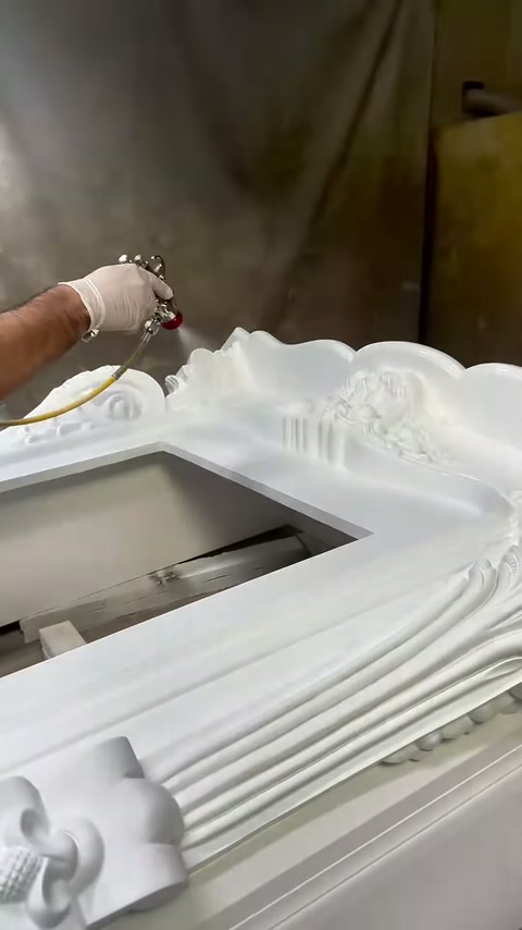 Püskürtülen boya şöminenin kavisli üst kenarına eşitçe yayılıyor