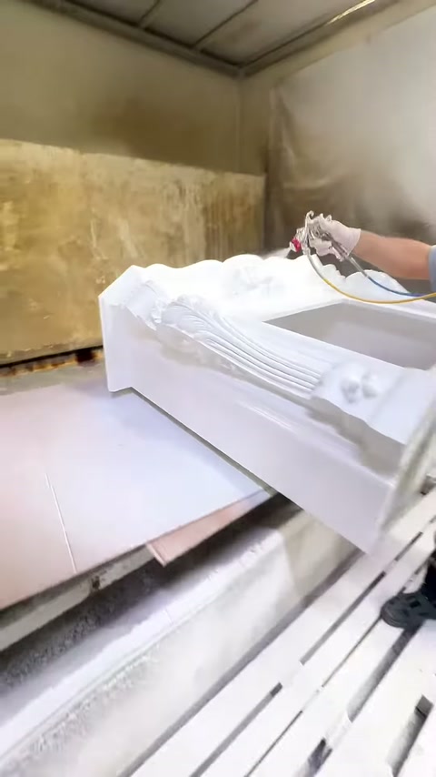 Yatay yerleştirilen şömine çerçevesi boya kabininde işlem görüyor