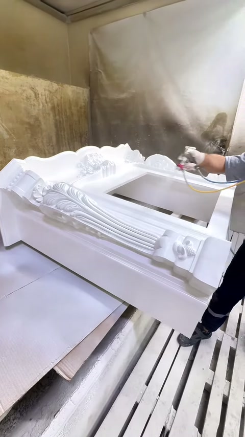 Boya kabinindeki dekoratif şöminenin üst köşeleri sırayla kaplanıyor