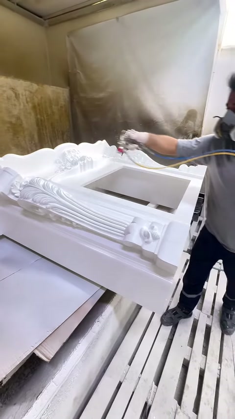 Çalışan tabancayı şömine tepeliği boyunca kontrollü şekilde hareket ettiriyor