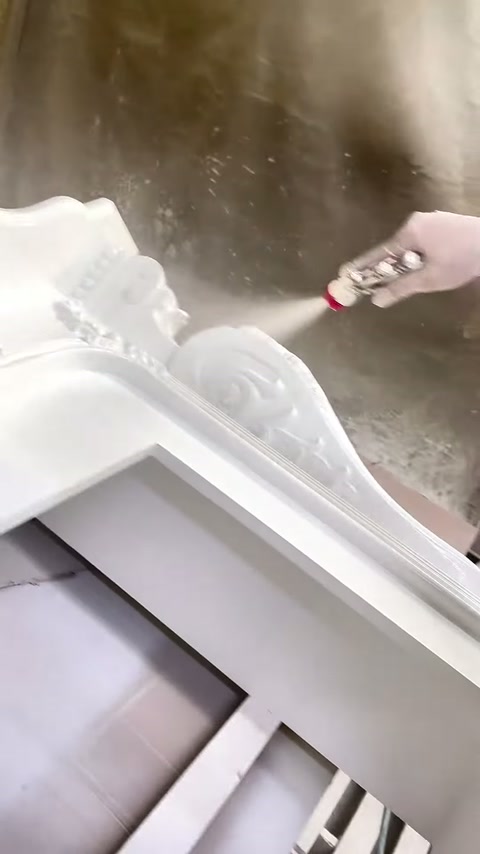 Dekoratif tepelik ile iç çerçevenin birleşim noktası boyanıyor