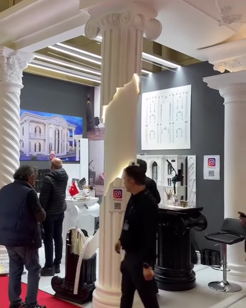 Dairesel sütun başlığı ile tavan süslemelerinin yakın görünümü