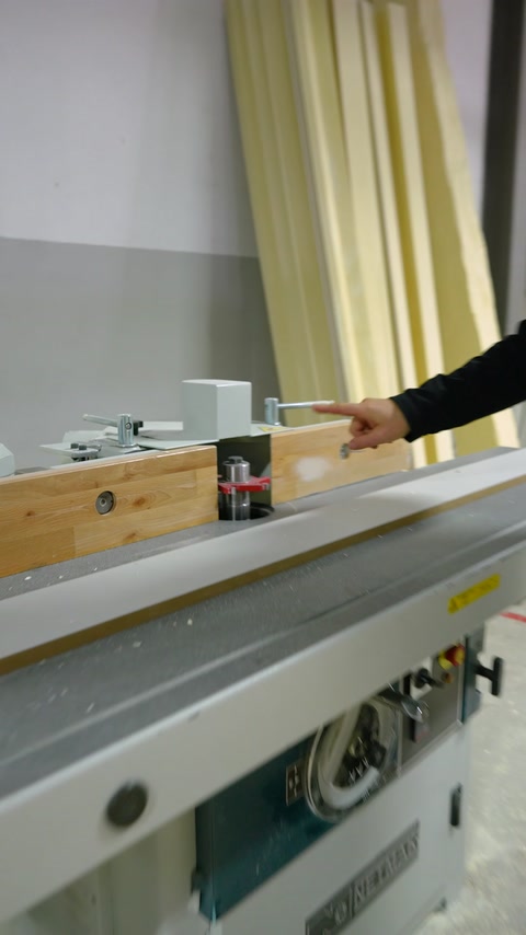 Profil için hazırlanan kesici bıçak üretim makinesine yerleştiriliyor