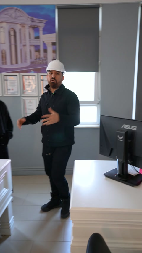 Baretli görevli bilgisayardan ayrılarak fabrika alanına yöneliyor