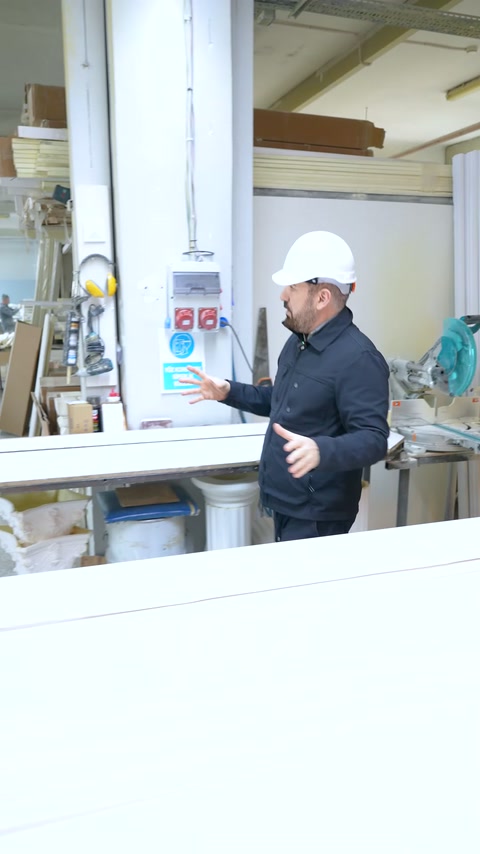 Üretim tezgâhı önünde beyaz poliüretan profil hazırlığı anlatılıyor