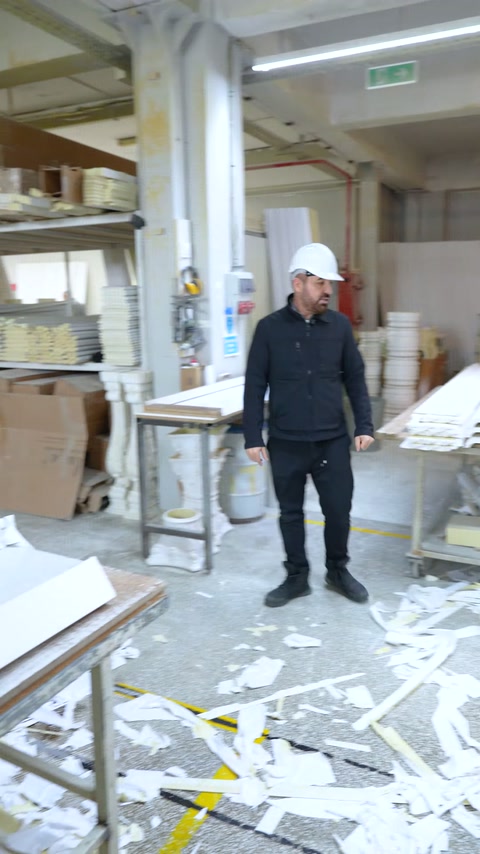 Çalışan kesim artıklarının bulunduğu geniş fabrika hattını tanıtıyor