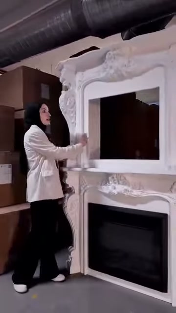 Boş üst bölmeli şömine çerçevesi kapalı elektrikli hazneyle sunuluyor