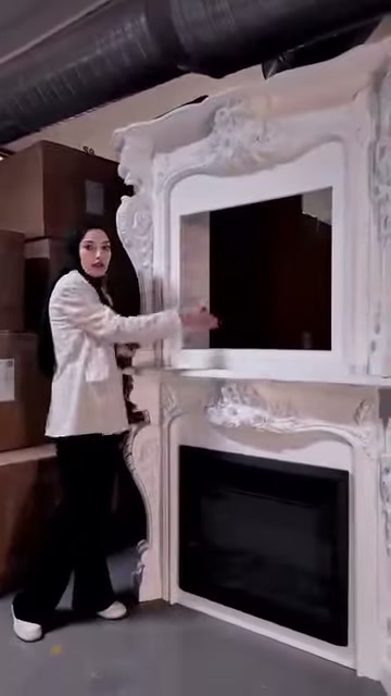 Sunucu çiçek bezemeli orta kuşağı bulunan şömineyi tanıtıyor