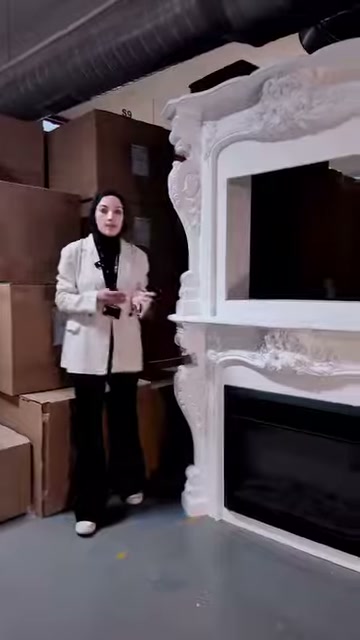 Dekoratif şöminenin simetrik yan sütunları ve siyah haznesi seçiliyor