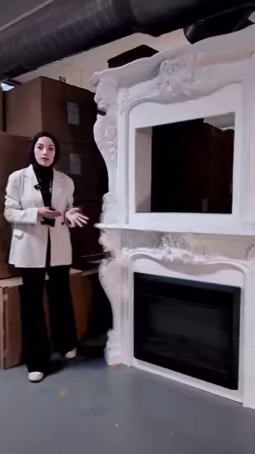 Sunucu açık üst bölüme sahip şömine çerçevesini önden sunuyor