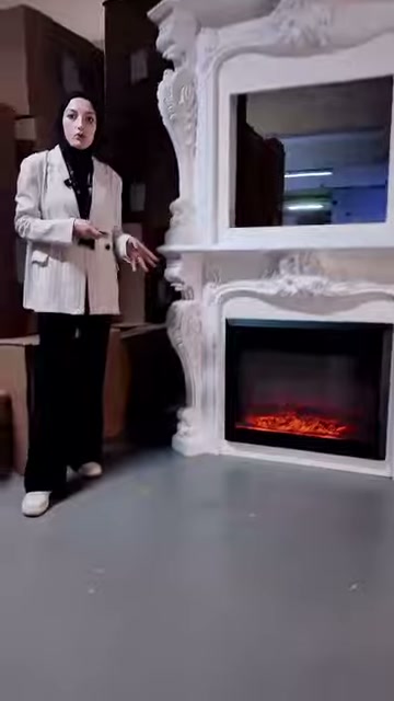 Kırmızı ışıklı elektrikli hazne dekoratif beyaz şömineye yerleştirilmiş