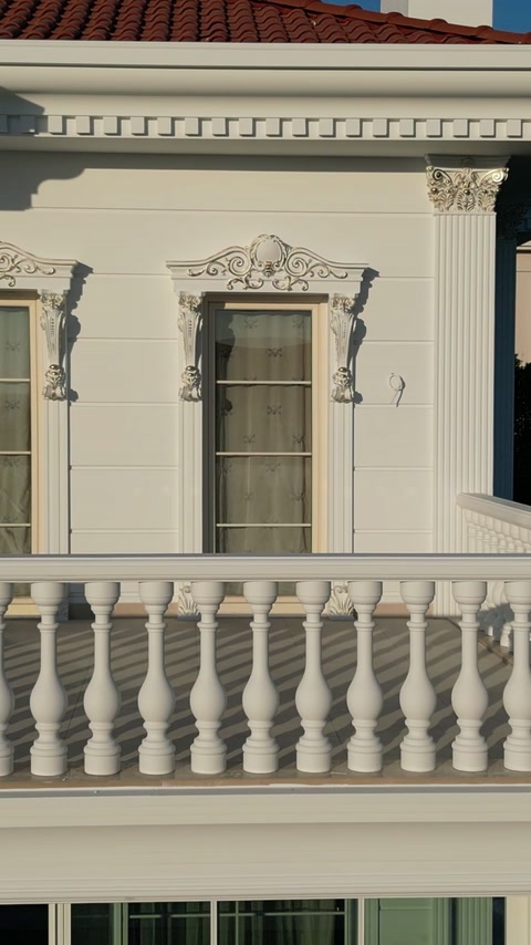 Pencere sövesi, dekoratif taç ve balüstradlı balkon düzeni