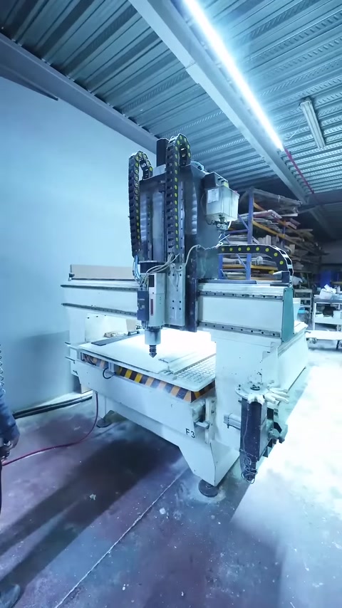 CNC tezgâhı panel lambri özelleştirme sürecine hazır halde görülüyor