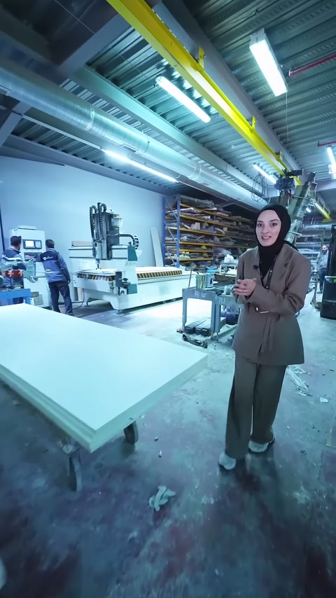 Geniş panel levhaları ve atölye ekipmanları birlikte görüntüleniyor