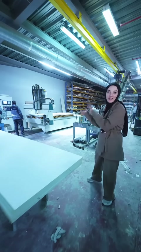 Sunucu üretim tezgâhındaki panelleri eliyle işaret ederek tanıtıyor