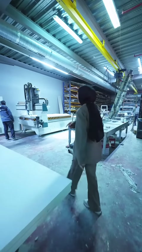 Atölye içindeki büyük CNC tezgâhı uzaktan görüntüleniyor