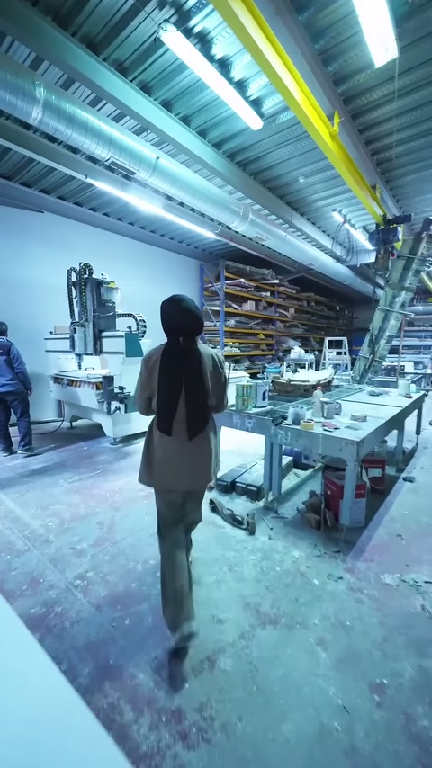 CNC makinesi ve çevresindeki çalışma tezgâhları geniş açıyla görülüyor
