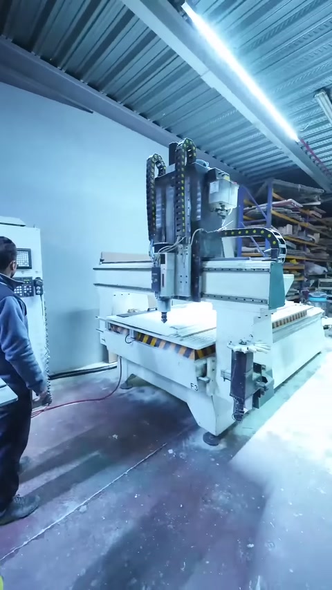 CNC tezgâhının geniş tablası ve dikey işleme ünitesi görülüyor