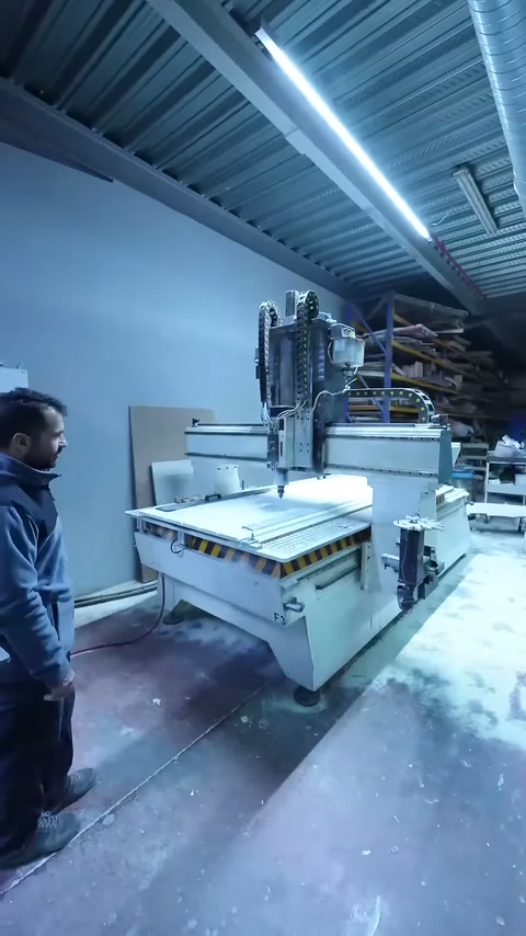 CNC makinesinin dikey hareket düzeneği ve çalışma tablası görüntüleniyor